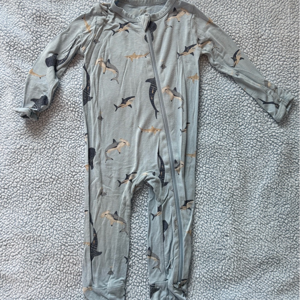 Kyte baby shark jammies 12-18